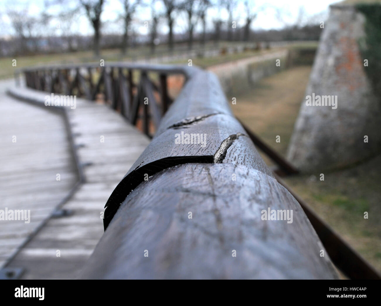 Die alte Brücke aus dem 18. Jahrhundert in gutem Zustand während der wintertage auf der Festung Petrovaradin, Novi Sad, Serbien Stockfoto