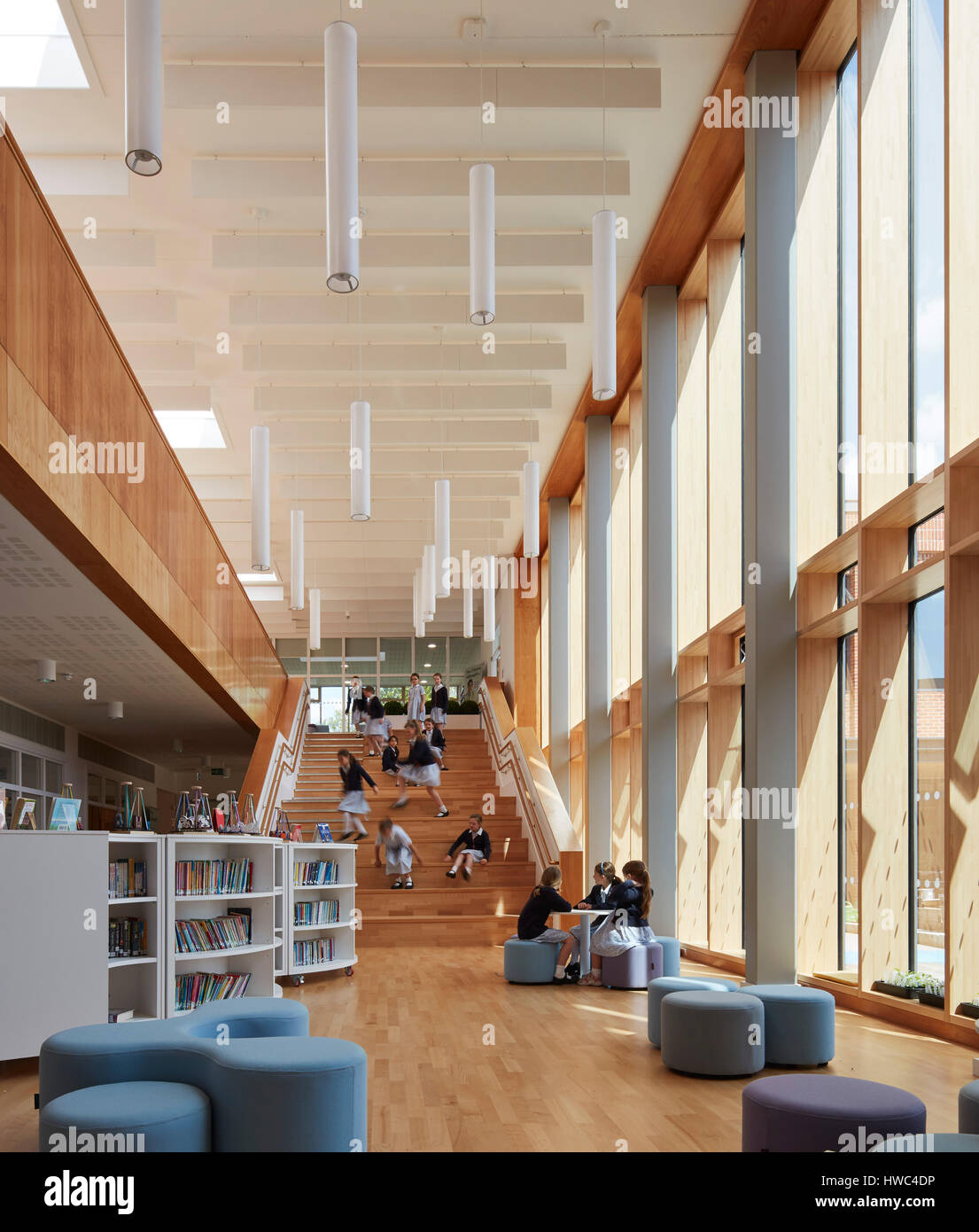 Leseecke mit Amphitheater Treppen- und großzügige Verglasung. St. Swithin School, Winchester, Vereinigtes Königreich. Architekt: Walters und Cohen Ltd, 2017. Stockfoto