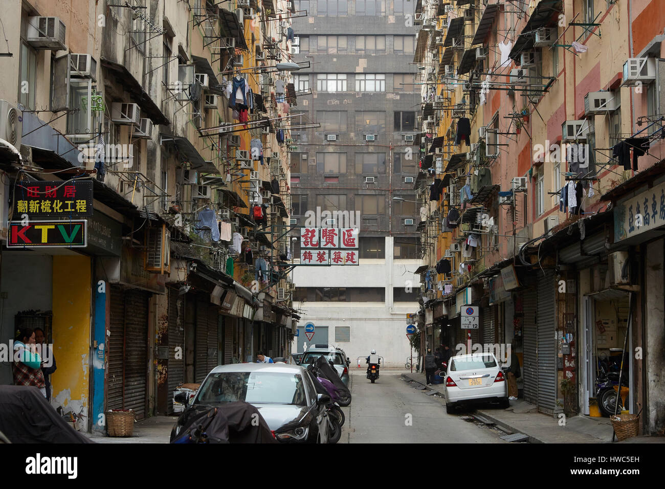 Dunkel, schmale Straße In Kowloon City, Hong Kong. Stockfoto