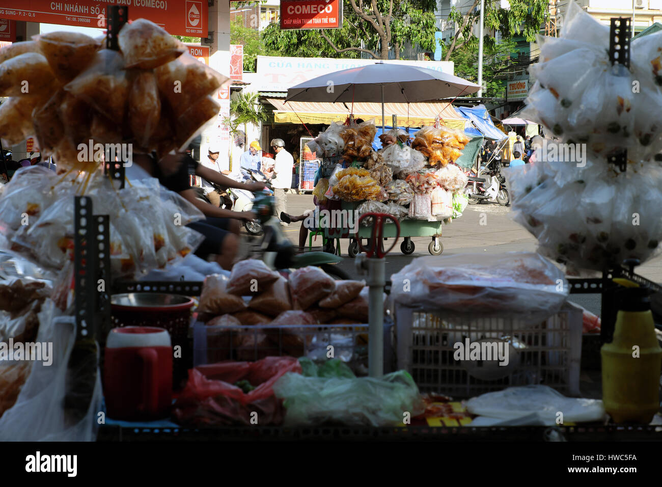 Ho-Chi-Minh-Stadt, Vietnam, vietnamesische Essen zu Cho Lon Markt, Straßenhändler verkaufen Reispapier Schieben Karren, beliebte Snacks Essen in Vietnam Stockfoto