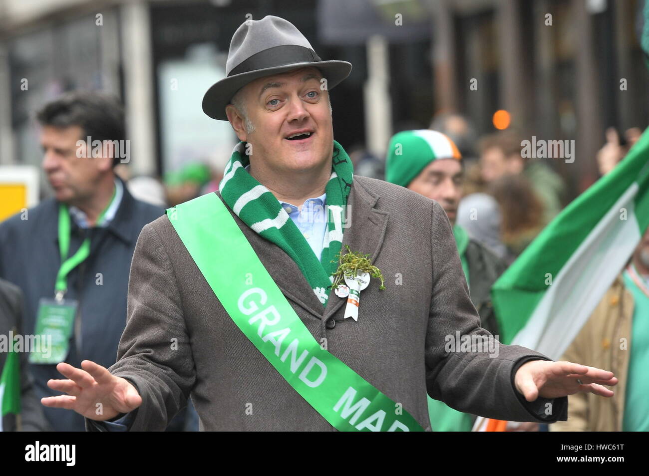 Dara O Briain beteiligt sich an den Bürgermeister von London St. Patricks Day Parade und Festival im Zentrum von London. Stockfoto