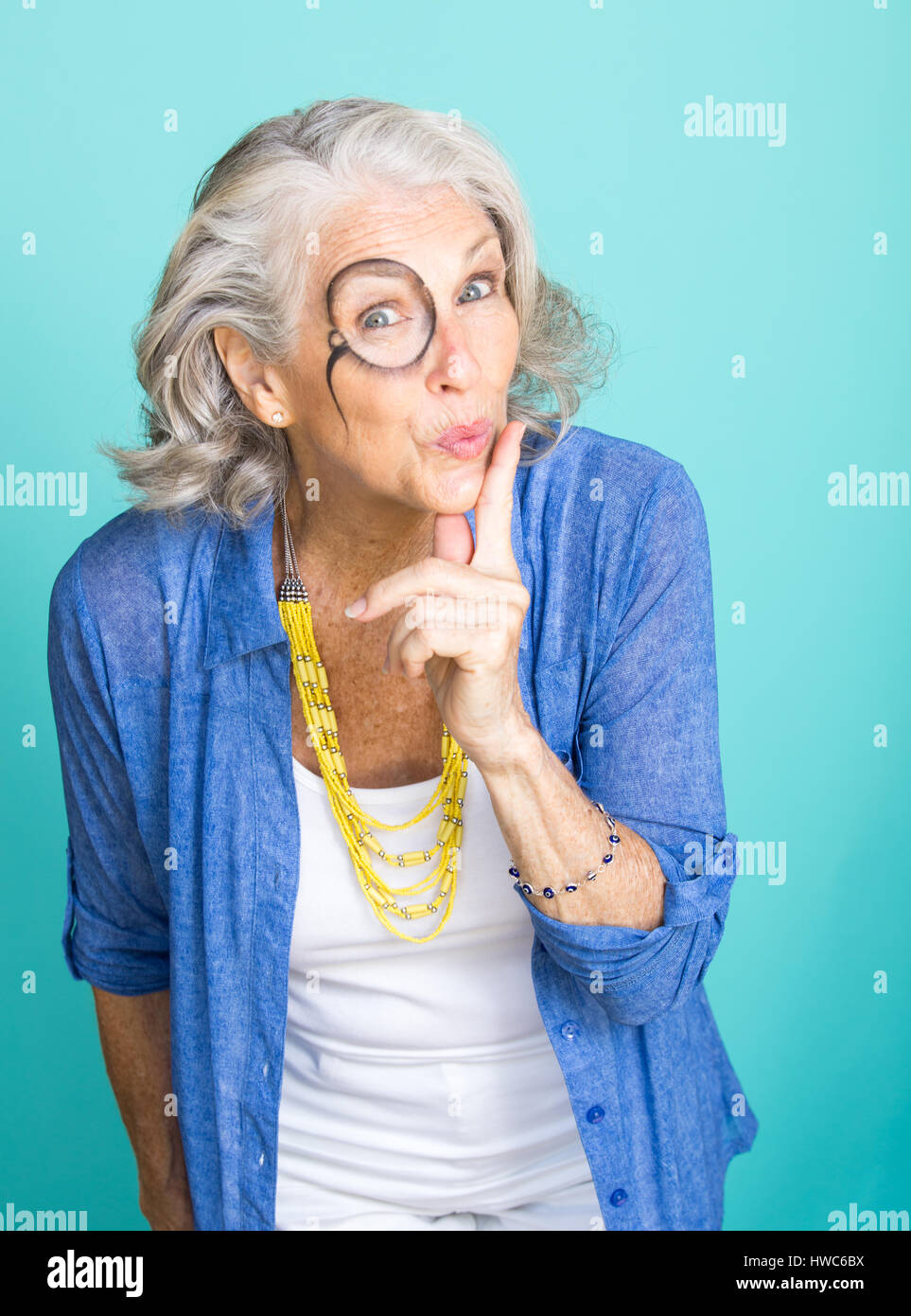 Ältere Frau mit Monokel auf Gesicht gemalt Stockfoto