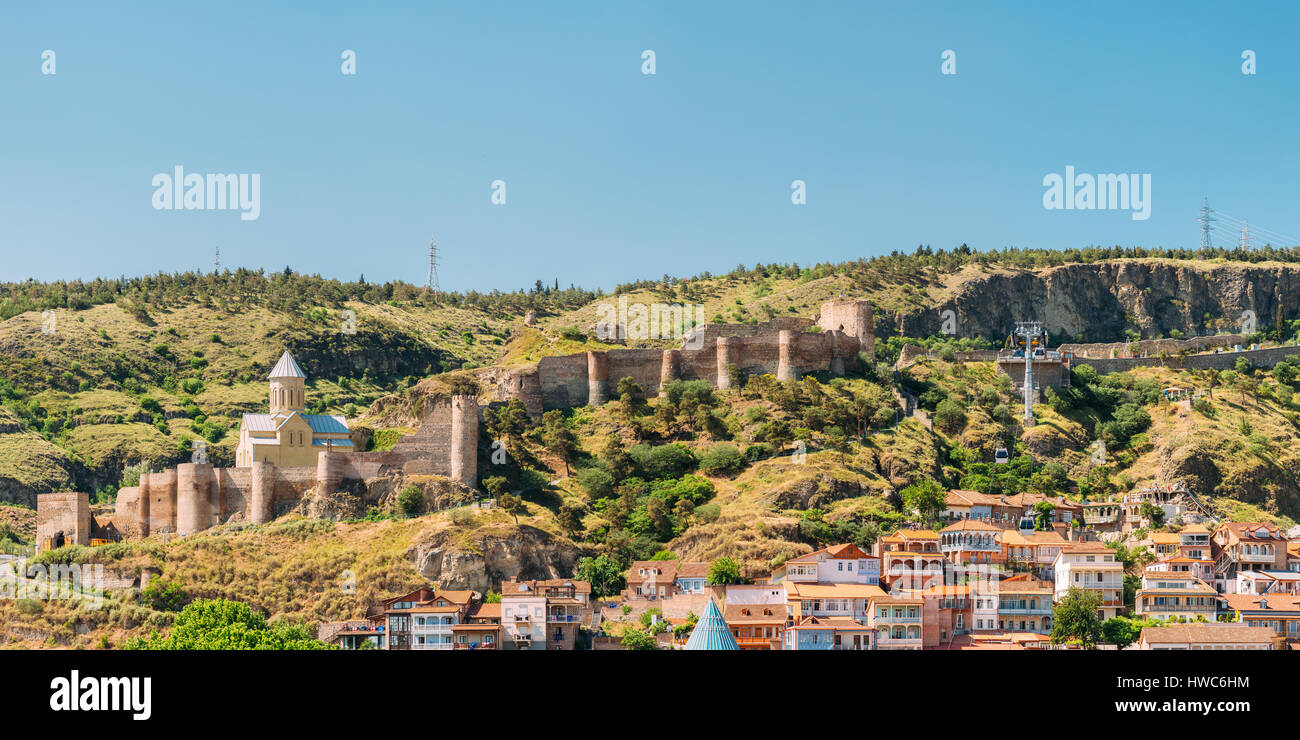 Malerische Aussicht auf die uneinnehmbare Festung Narikala Festung und St. Nikolaus-Kirche In Tiflis, Georgien. Stockfoto