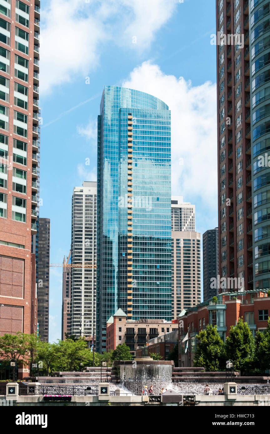 Park View Eigentumswohnungen über Nicholas J Melas Centennial Fountain von den Chicago River zu sehen. Stockfoto