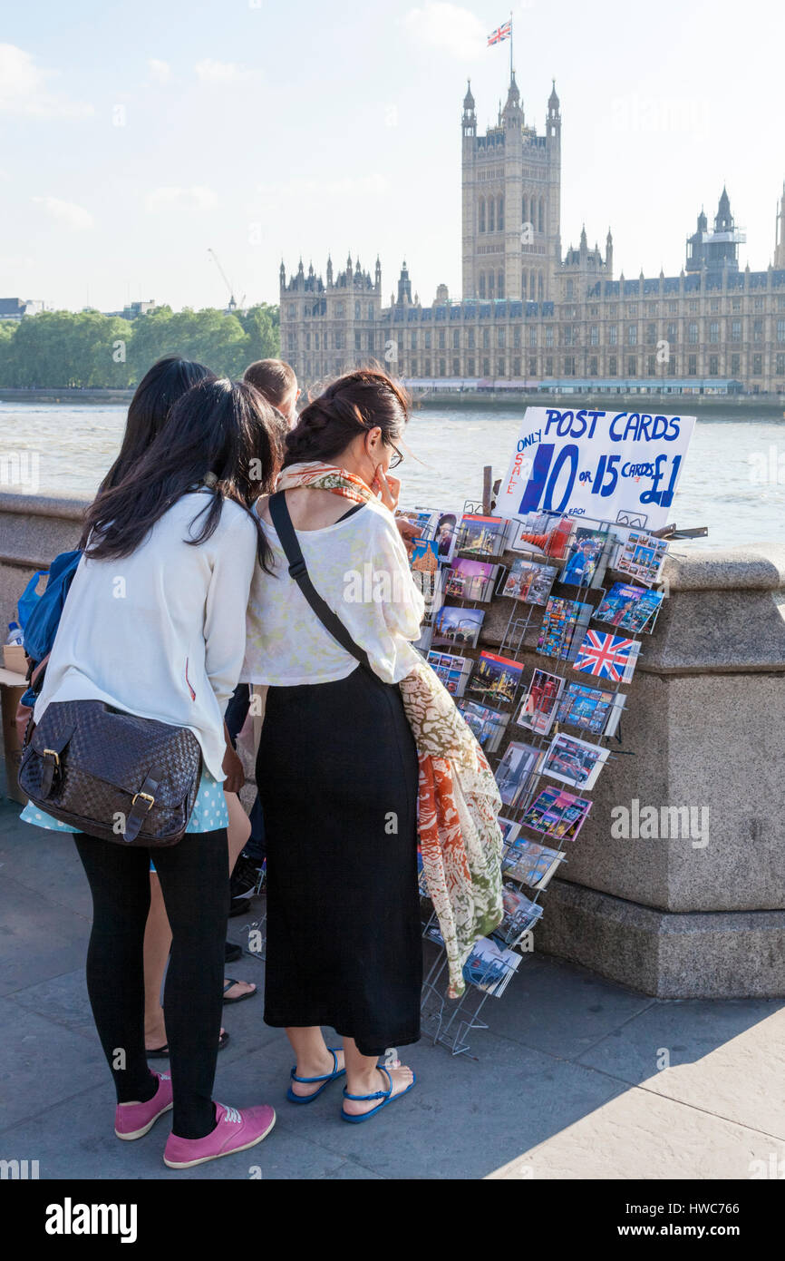 Touristen in England. Menschen kaufen Postkarten zum Verkauf an der Themse in London, England, Großbritannien Stockfoto