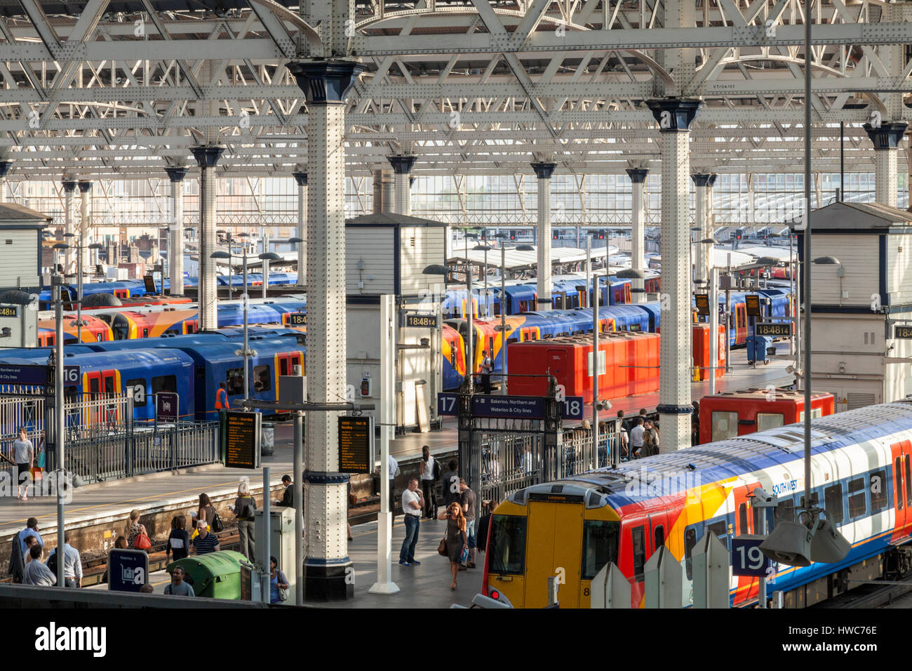 Passagiere und Züge zum Bahnhof Waterloo, London, England, UK Stockfoto
