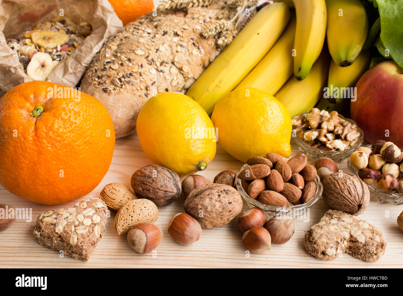 Verschiedene gesunde Ernährung, tropischen Früchten, Nüssen, Müsli, Vollkornbrot und Kekse, Apple. Stockfoto