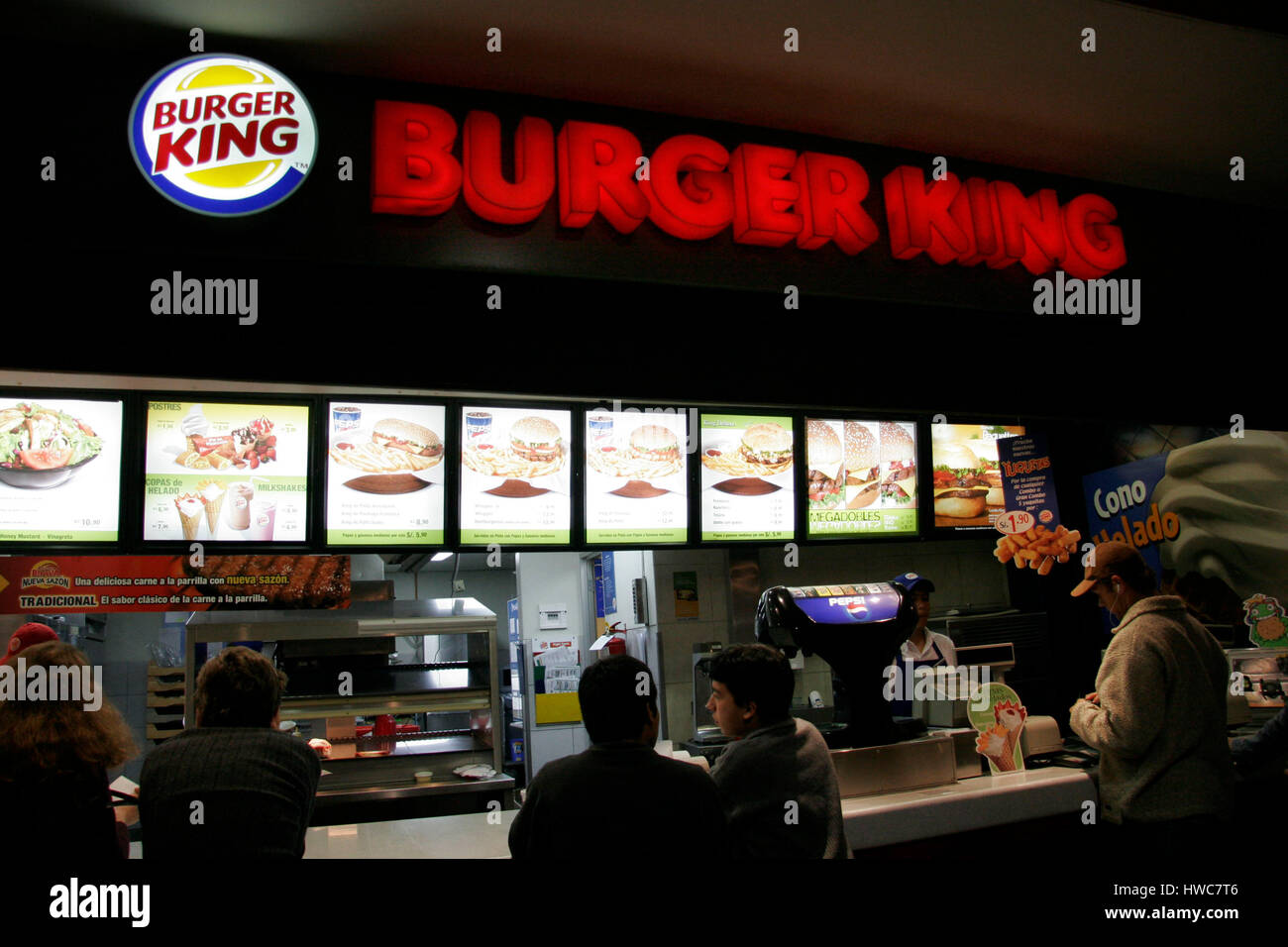 Burger King Restaruant in einem Einkaufszentrum im Abschnitt Mira Flores von Lima am 5. November 2005. Bildnachweis: Francis Specker Stockfoto