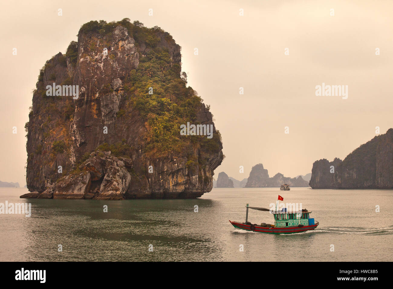 Kalksteinfelsen der Halong Bucht, Vietnam, erheben sich aus dem Südchinesischen Meer Stockfoto