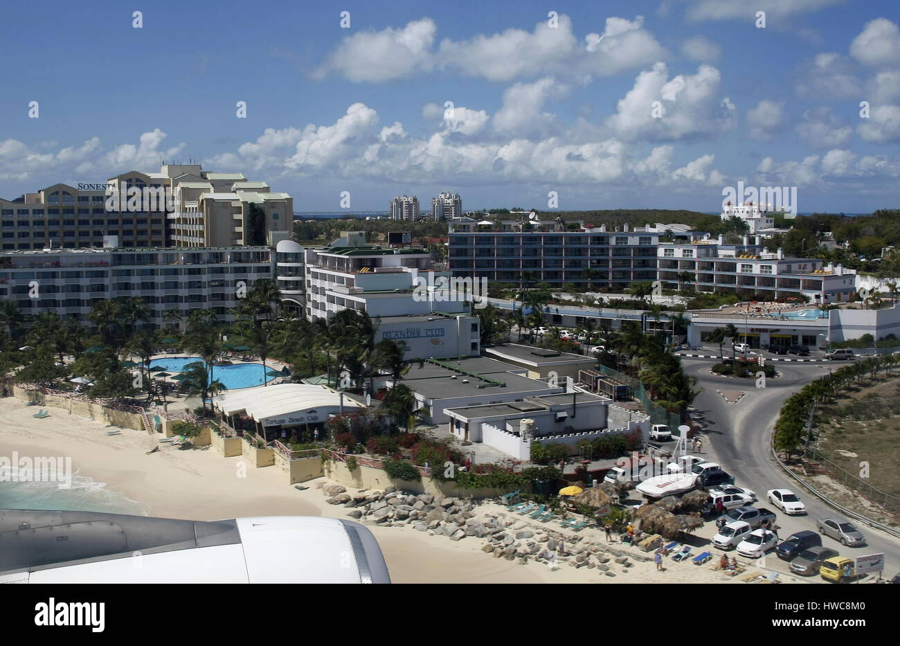 Kommen, um über den berühmten Maho/Sonne Strand von Princess Juliana Airport in St. Maarten in der Karibik zu landen Stockfoto