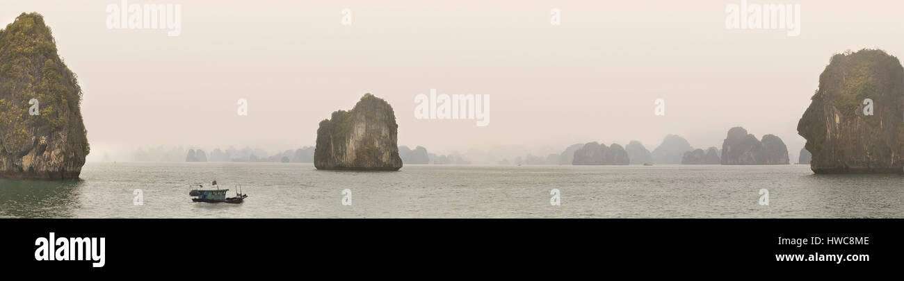Kalksteinfelsen der Halong Bucht, Vietnam, erheben sich aus dem Südchinesischen Meer Stockfoto