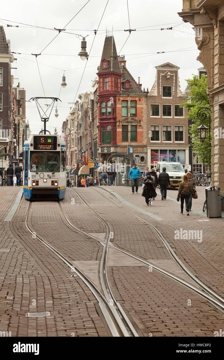 Leidestraat, eine Straße in Amsterdam, Niederlande. Ein herannahenden Straßenbahn mit lokalen Shopper. Stockfoto
