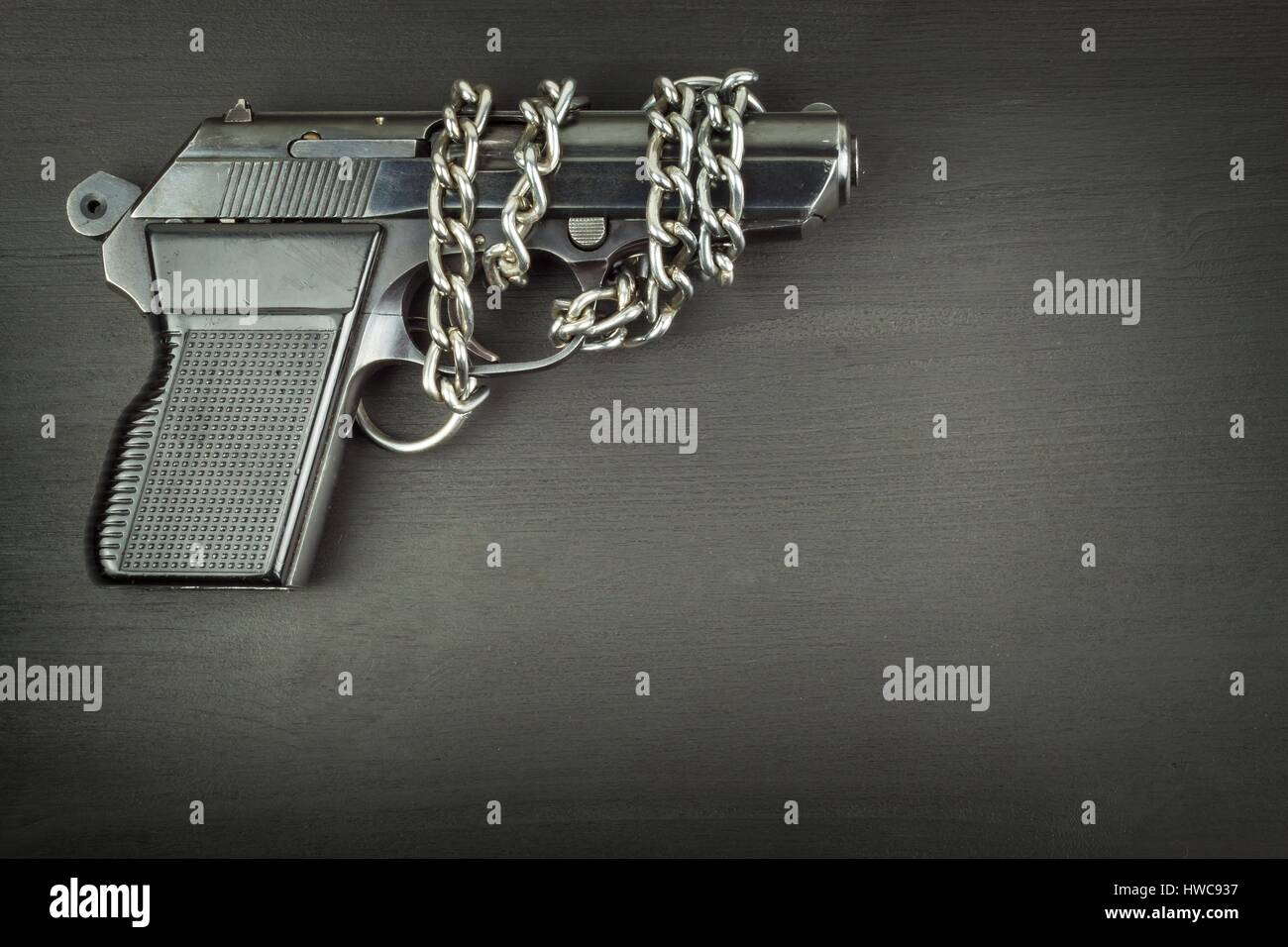 Recht, Waffen zu tragen. Rüstungskontrolle. Detail an der Pistole. Platz für Ihren Text. Verkauf von Schusswaffen Stockfoto