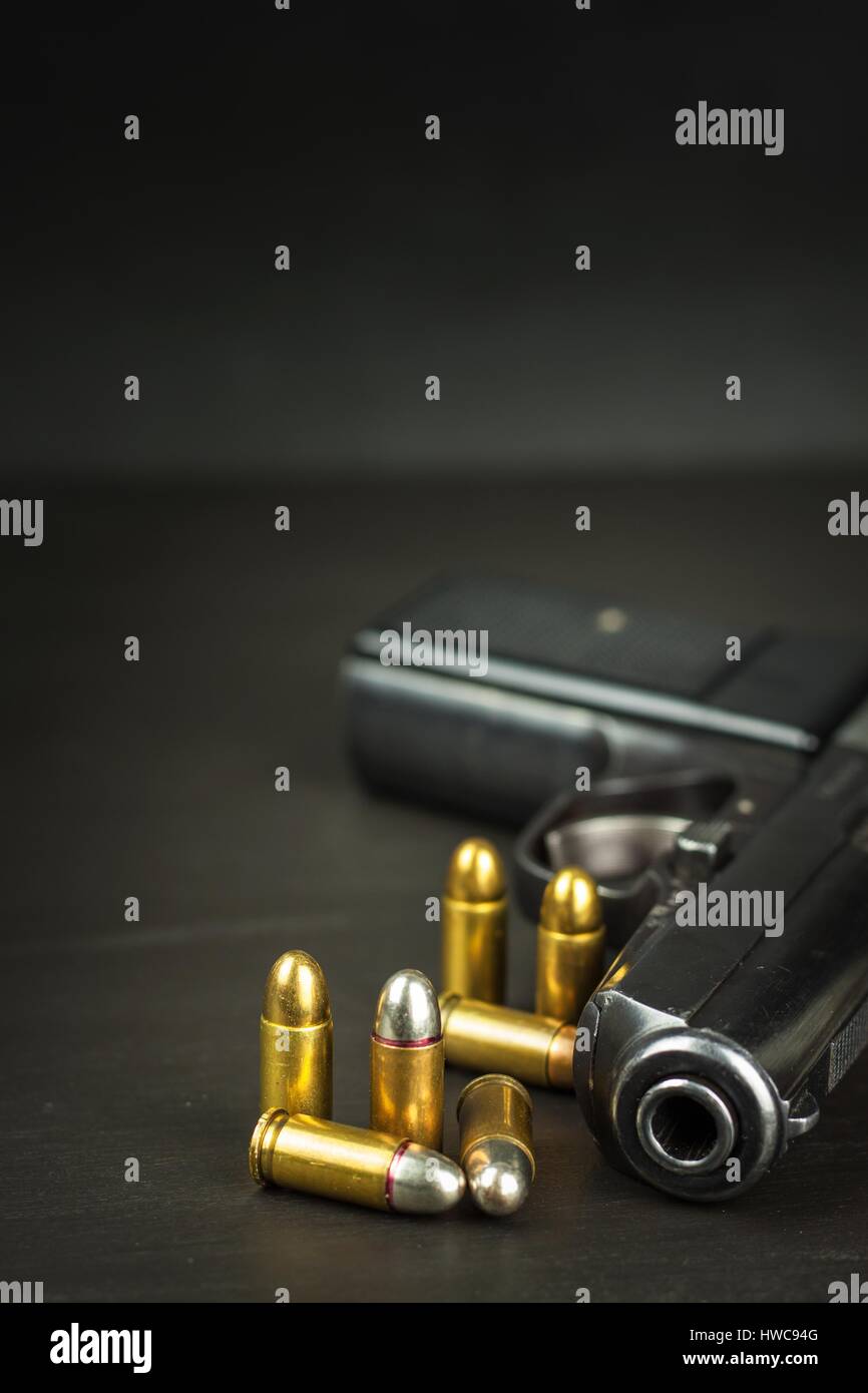 Recht, Waffen zu tragen. Rüstungskontrolle. Detail an der Pistole. Platz für Ihren Text. Verkauf von Schusswaffen Stockfoto