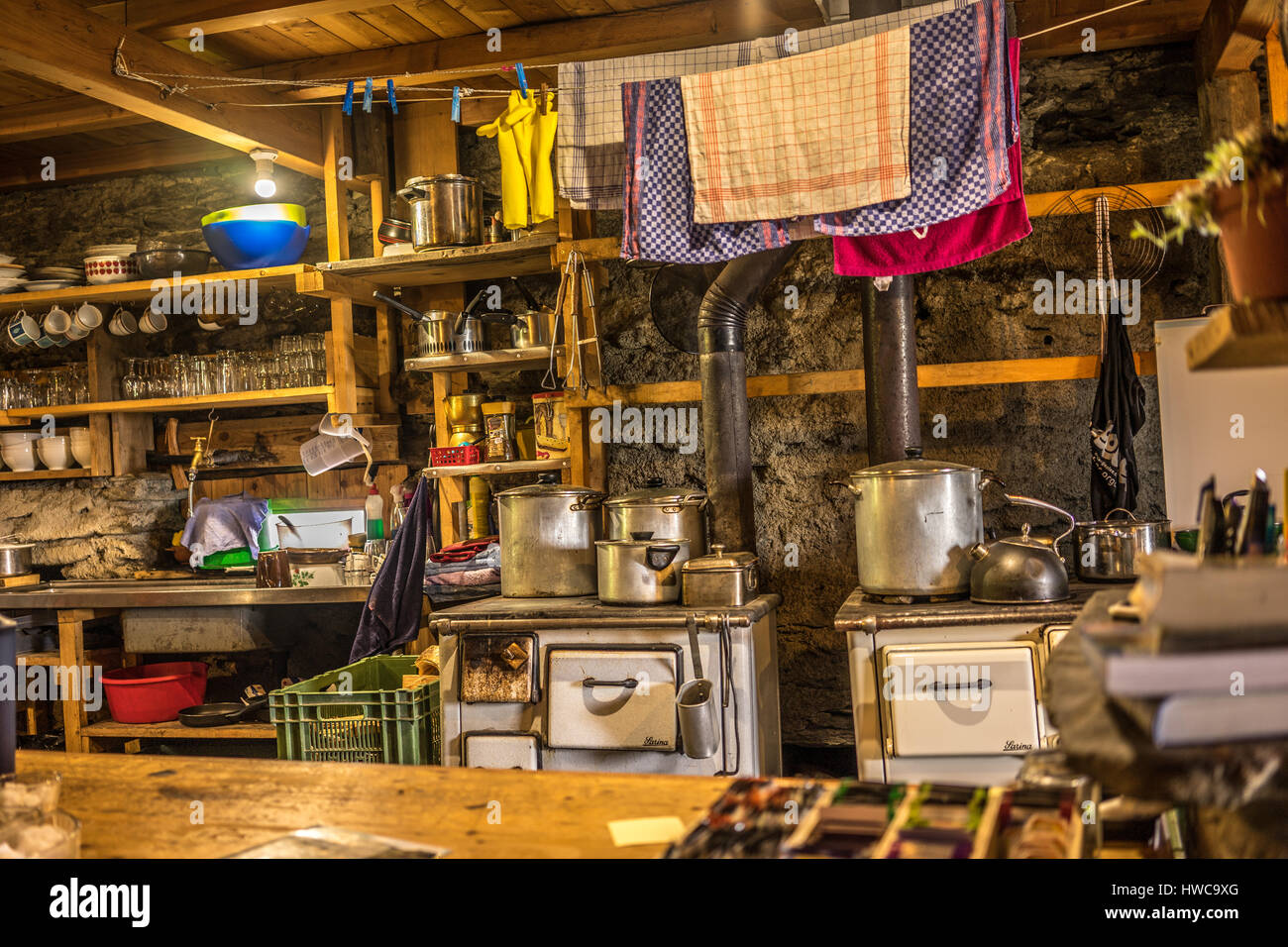 Traditionelle Küche auf einem Milchviehbetrieb in den französischen alpen. Stockfoto