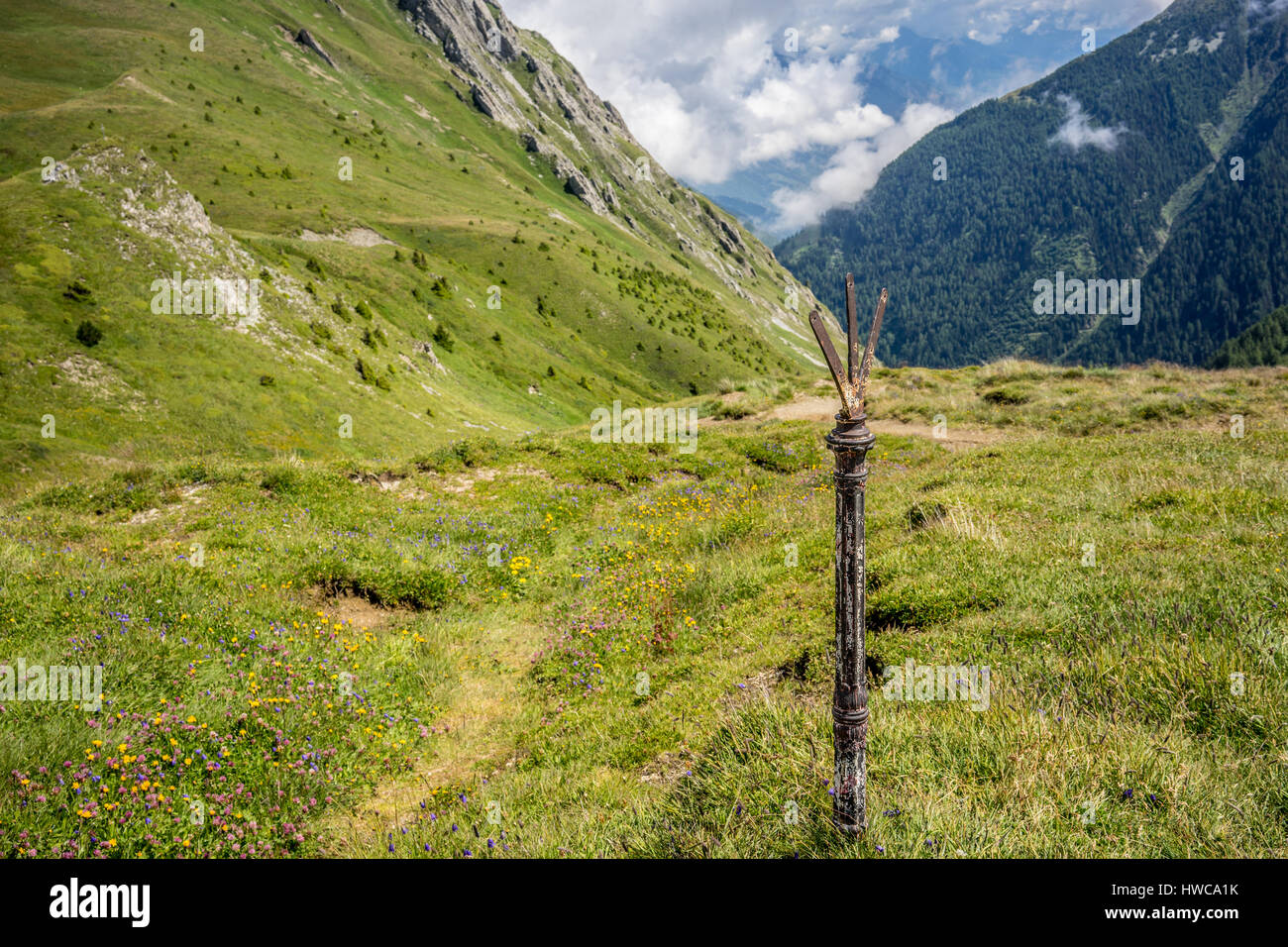 Schweizer Grenze in den alpen mit einem Dreizack und einem Wanderweg markiert Stockfoto