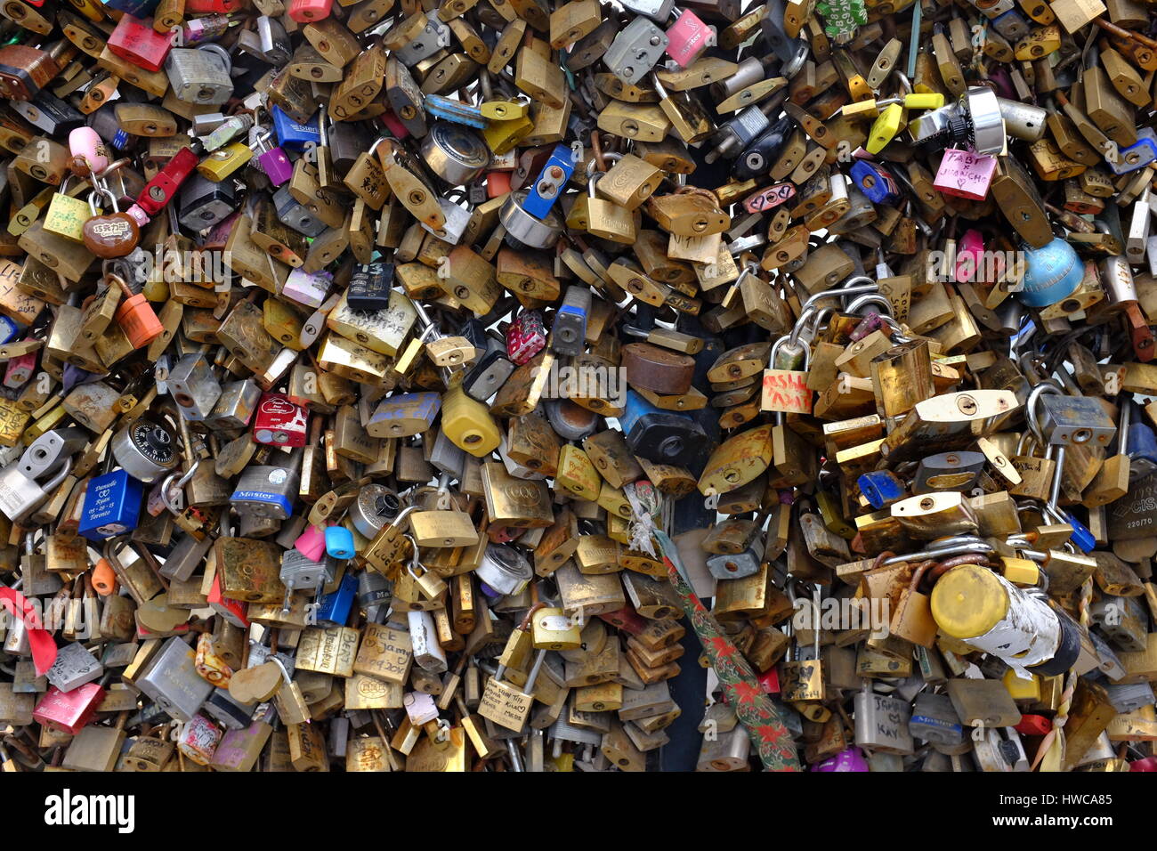 Hunderte von Vorhängeschlössern in verschiedenen Formen und Größen auf einer Brücke in Paris, Frankreich, im Jahr 2015, repräsentieren die Liebe. Stockfoto