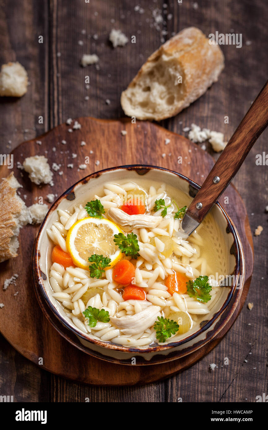 Schüssel mit italienischer Zitrone Orzo Hühnersuppe Stockfoto