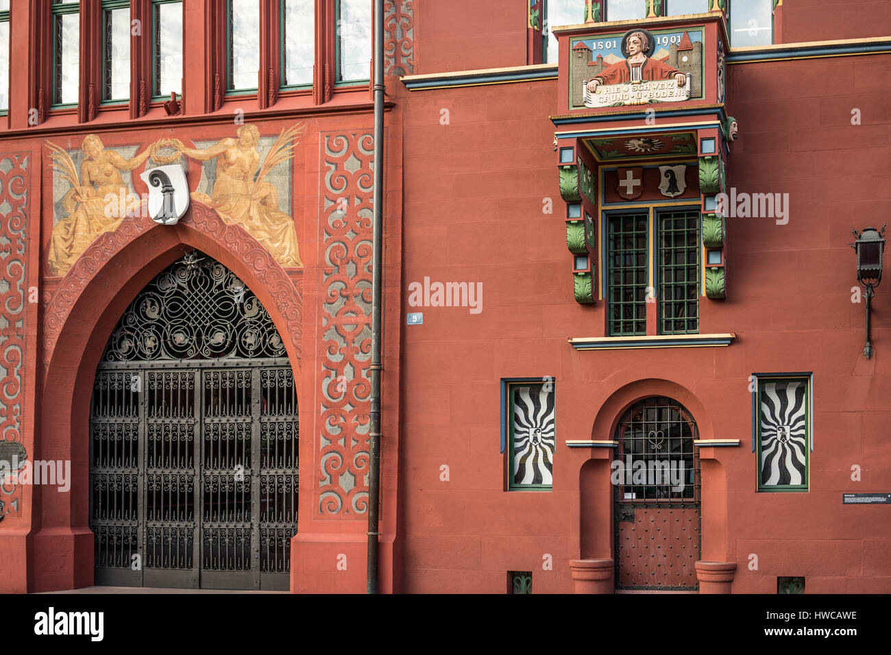 Blick auf das Rathaus auf dem Marktplatz in Basel, Schweiz. Stockfoto