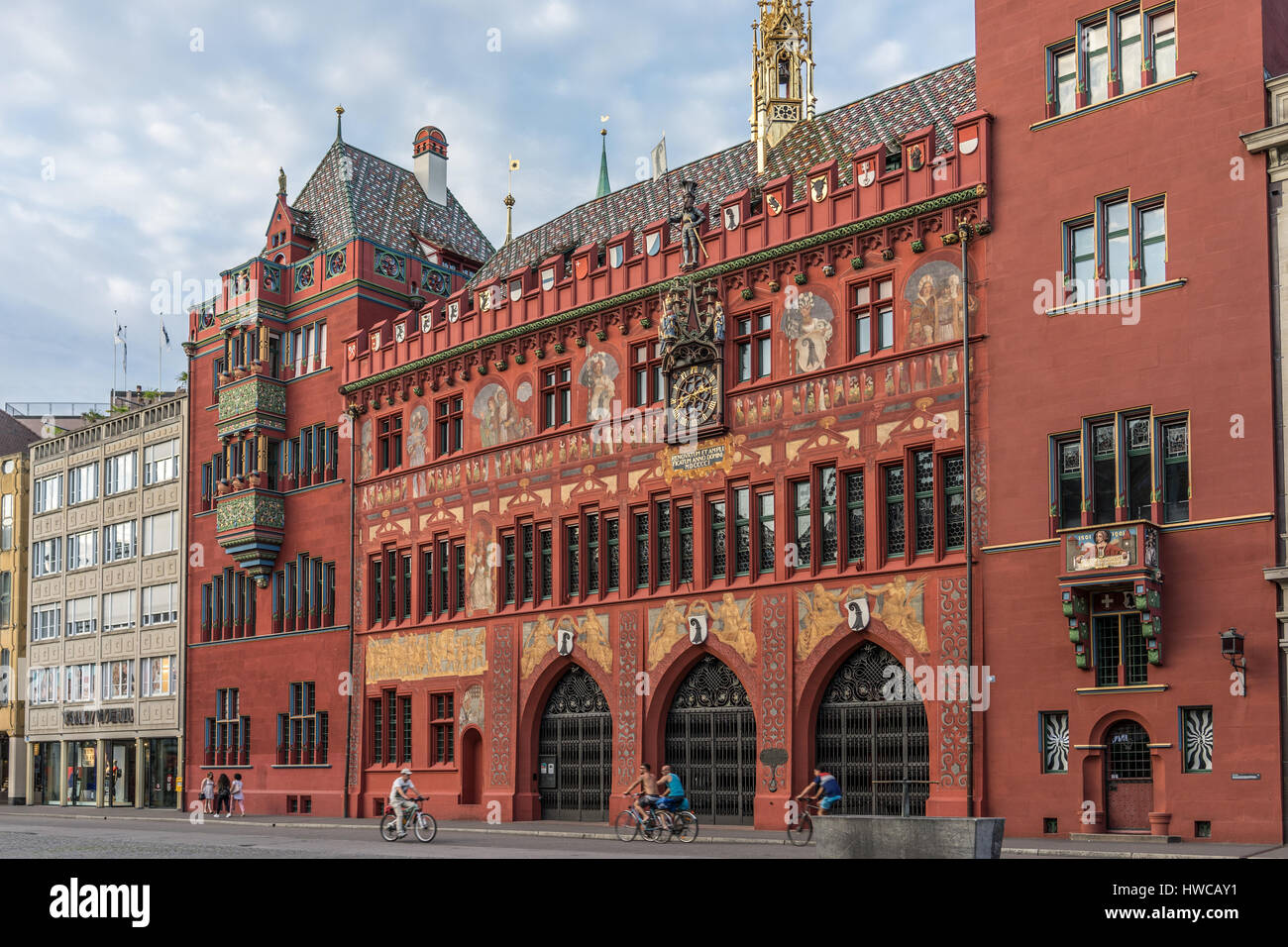 Blick auf das Rathaus auf dem Marktplatz in Basel, Schweiz. Stockfoto