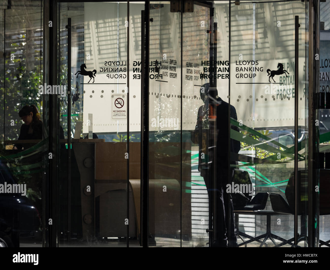 Lloyds Bank HQ - Hauptsitz der Lloyds Banking Group - A Man steht in der Lobby der Lloyds Banking Group Hauptsitz in Gresham Street London Stockfoto