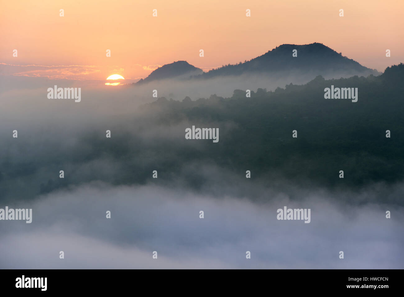 Berg im Nebel bei Sonnenaufgang, Böhmischen Mittelgebirge, Tschechische Republik Stockfoto