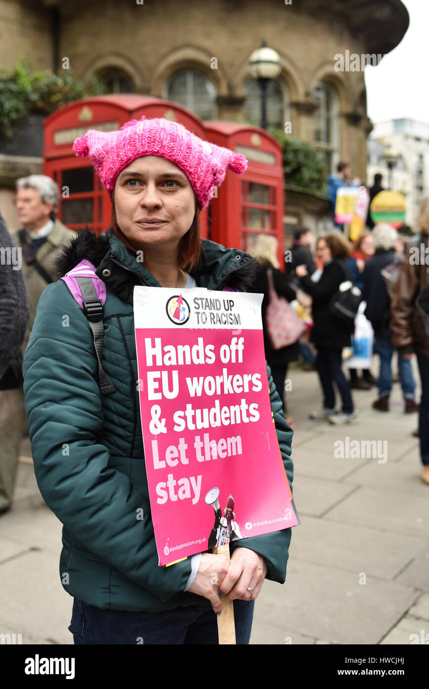 London, UK. 18. März 2017. Ein Demonstrant bei einer Anti-Rassismus-Demonstration in Portland Place auf Anti-Rassismus-Tag der Vereinten Nationen, mit einem Schild fordert EU-Arbeitnehmer und Studenten, die im Vereinigten Königreich nach Austritt bleiben zu dürfen. Hunderte von Demonstranten marschierten von Portland Place, Parliament Square gegen Rassismus, Islamophobie und Antisemitismus. Bildnachweis: Jacob Sacks-Jones/Alamy Live-Nachrichten. Stockfoto
