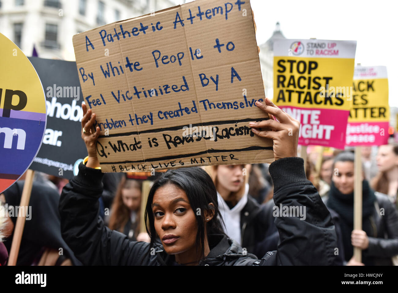 London, UK. 18. März 2017. Ein Demonstrant an einem Anti-Rassismus-Marsch durch die Londoner auf Anti-Rassismus-Tag der Vereinten Nationen, mit einem Schild, das ablehnt, "reverse Rassismus" als "erbärmlich". Hunderte von Demonstranten marschierten von Portland Place, Parliament Square gegen Rassismus, Islamophobie und Antisemitismus. Bildnachweis: Jacob Sacks-Jones/Alamy Live-Nachrichten. Stockfoto