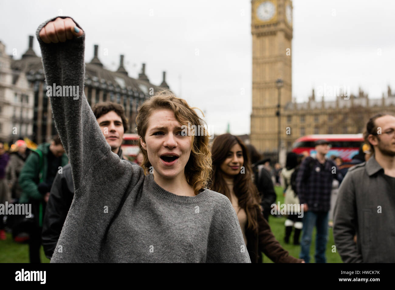 London, UK. 18. März 2017. Ein Demonstrant im Parliament Square auf eine Anti-Rassismus-Demonstration am Tag der Vereinten Nationen gegen den Rassismus. Hunderte von Demonstranten marschierten von Portland Place, Parliament Square gegen Rassismus, Islamophobie und Antisemitismus. Bildnachweis: Jacob Sacks-Jones/Alamy Live-Nachrichten. Stockfoto