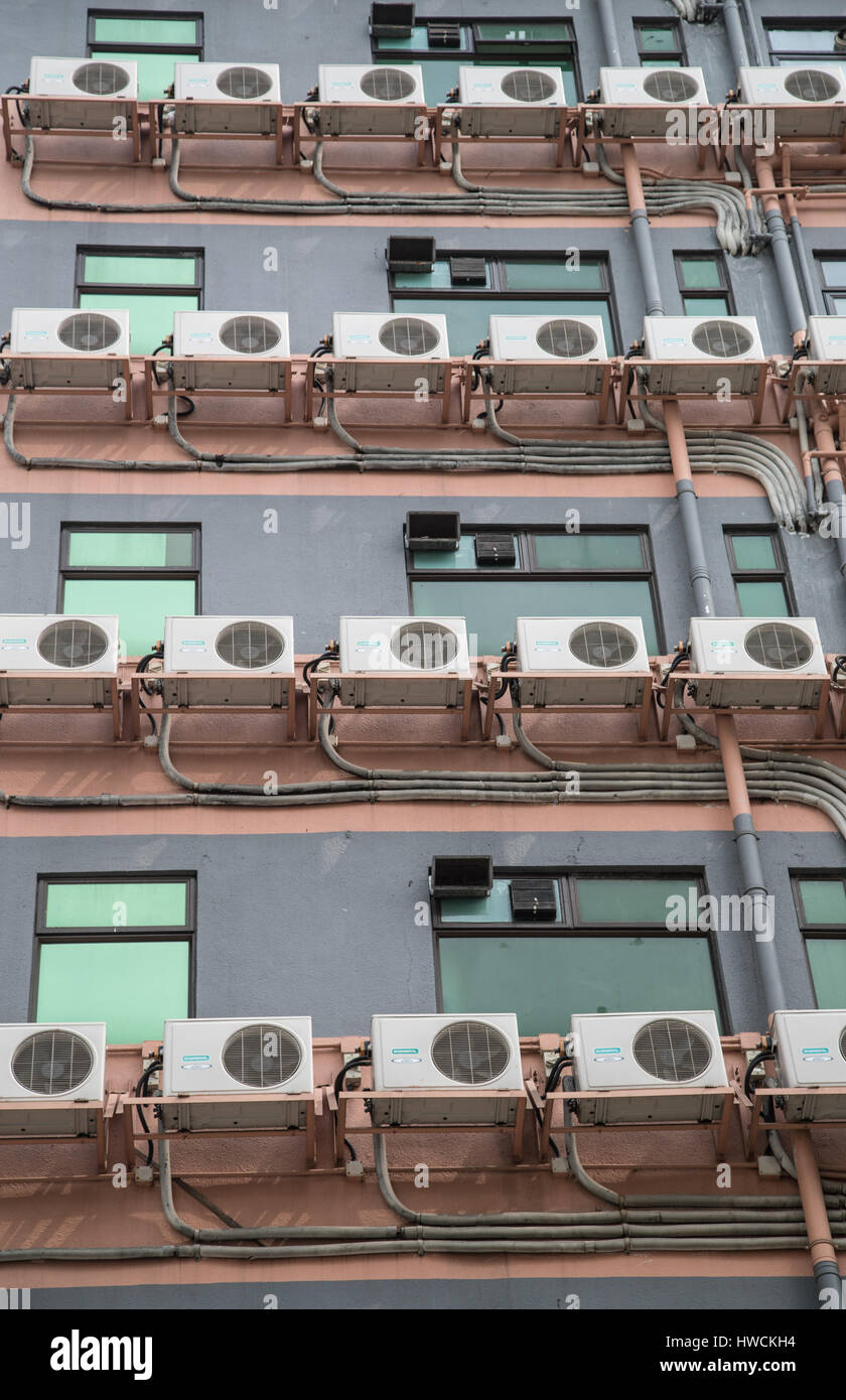 Klimaanlage-Einheiten an einem Gebäude in Hong Kong Stockfoto