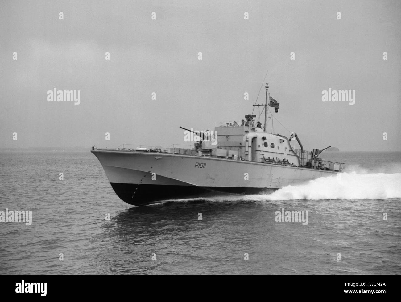 AJAX-NEWS & FEATURE SERVICE. 27. COTOBER, 1958. SOLENT, ENGLAND. -SCHNELLES PATROUILLE BOOT TRIALS - VOSPER ENTWORFEN UND GEBAUT VON FPB PFIEL (P1011) AUF HIGH-SPEED TRIALS.  FOTO: AJAX NEWS & FEATURE-SERVICE/VT-SAMMLUNG REF: VT2884 Stockfoto