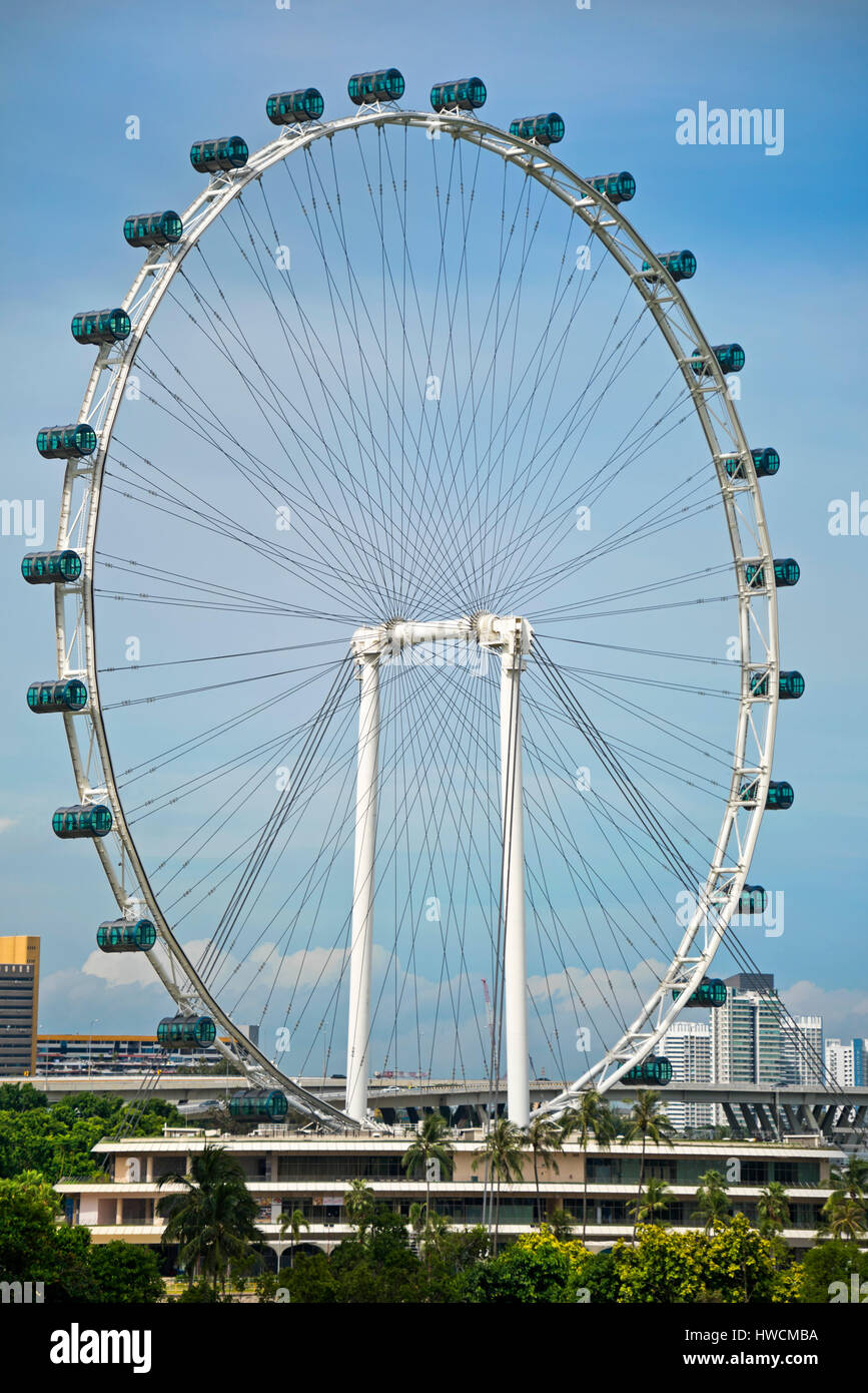 Vertikale Blick auf das Riesenrad Singapore Flyer in Singapur. Stockfoto
