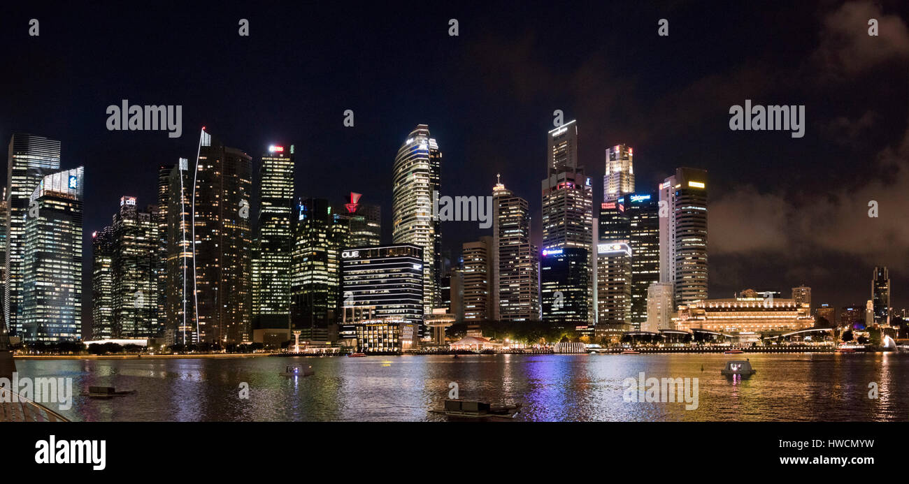 South East Asia, Singapur, Singapura, Jan 2017 horizontale (2 Bild Heftung) Panorama des zentralen Geschäftsviertels in der Nacht in Singapur. Stockfoto