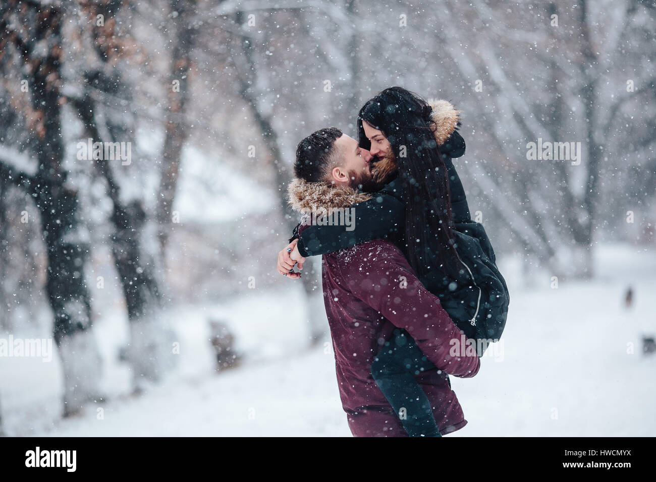 Schöne junge Paar küssen Stockfoto