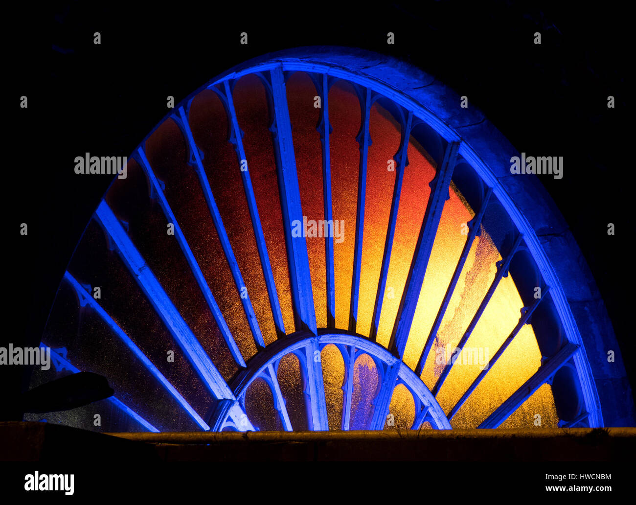 Projizierte Blaulicht auf Buxton Bahnhof große Fangemeinde Fenster (aufgeführten Klasse 2) ist der letzte verbleibende Teil des London & NW Bahnhofs Stockfoto