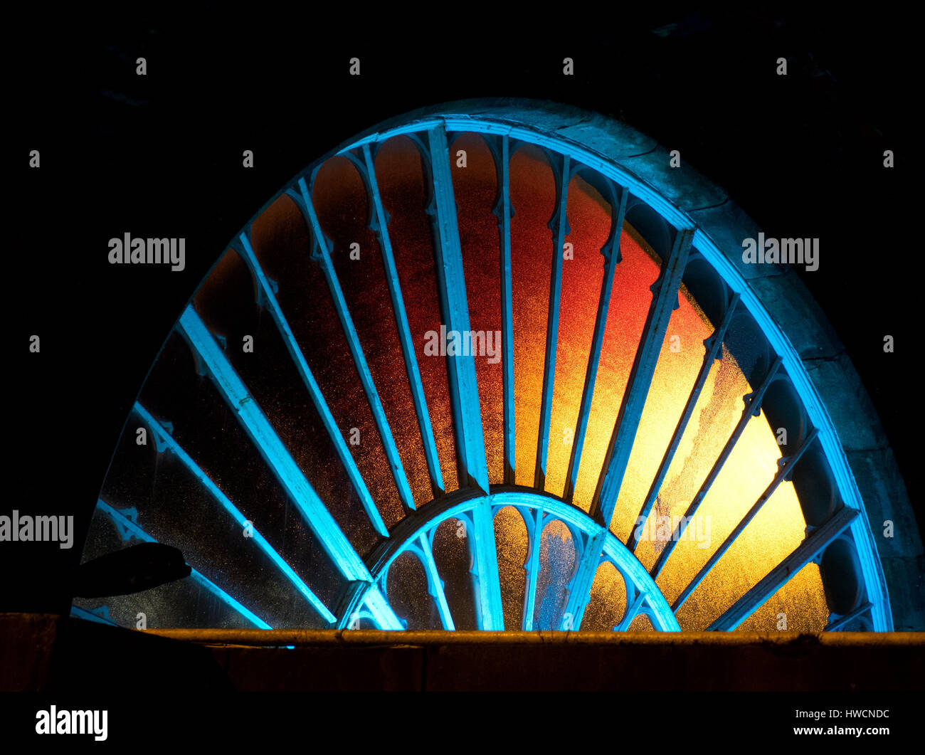 Projizierte Blaulicht auf Buxton Bahnhof große Fangemeinde Fenster (aufgeführten Klasse 2) ist der letzte verbleibende Teil des London & NW Bahnhofs Stockfoto