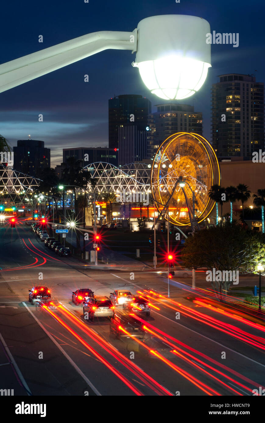 Downtown Long Beach ist bekannt für seine städtische Umwelt und Heimat von den beliebtesten Touristenattraktionen der Stadt und am Wasser Unternehmen Hafen. Stockfoto