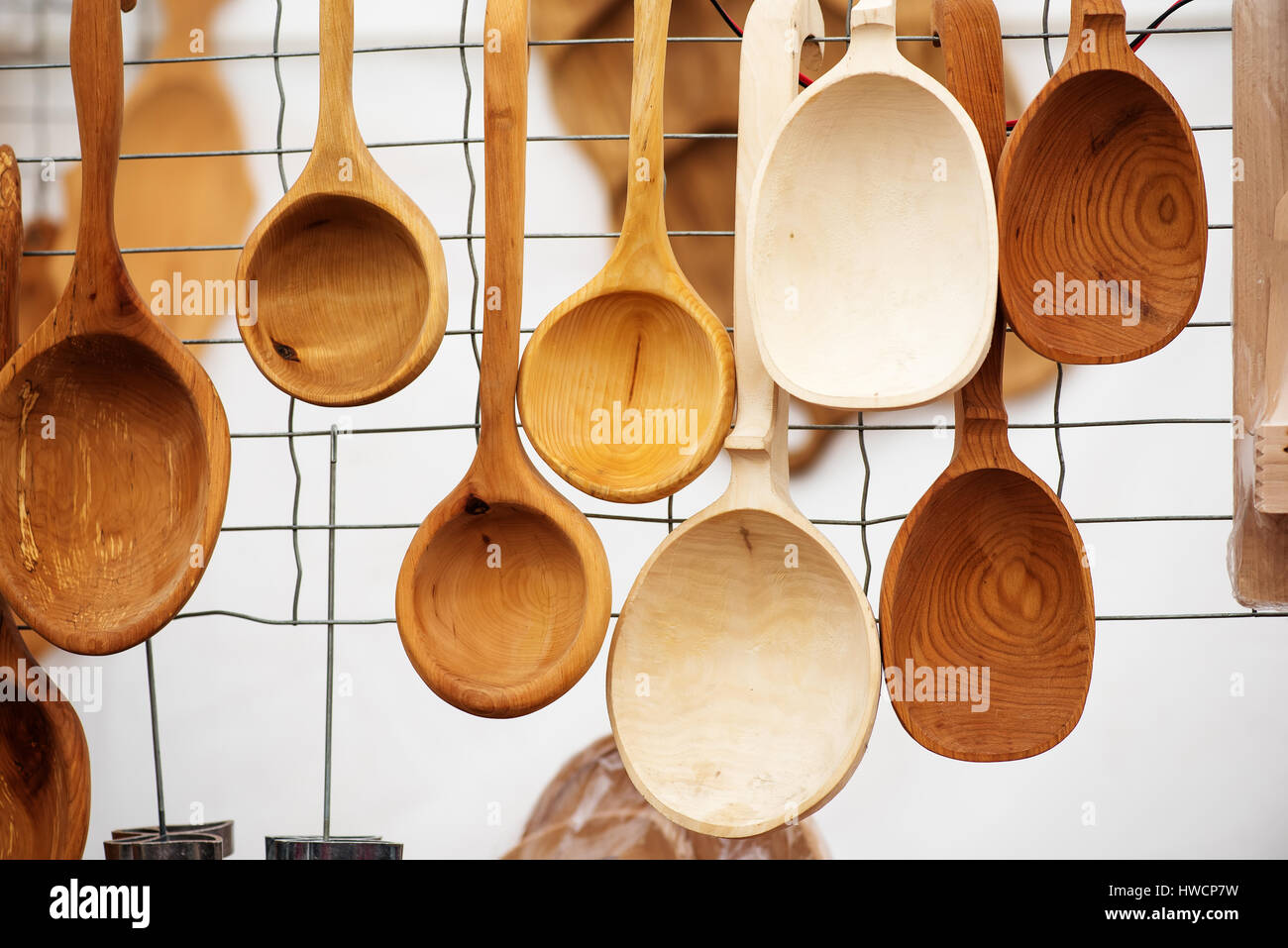 Handwerk-Mart Kaziukas in Vilnius, Litauen: selbstgemachte hölzerne Löffel Stockfoto