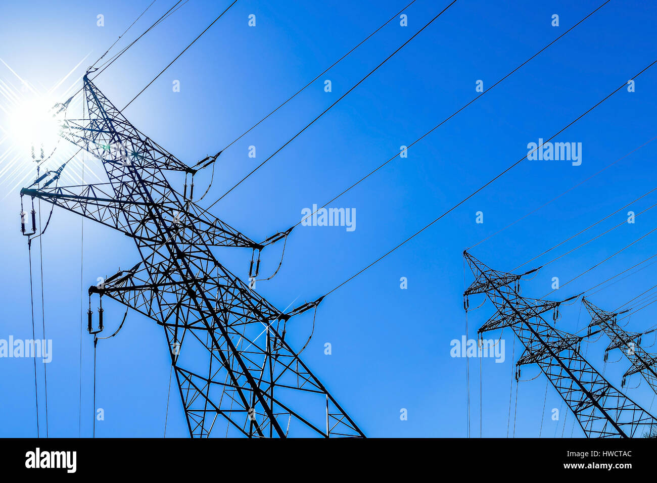 Der Stream-Mast eines Hochspannungs-Managements. Symbolische Foto für Energie. Vor dem blauen Himmel, Der Strommast Einer Hochspannungsleitung. Symbolfoto Für Ene Stockfoto