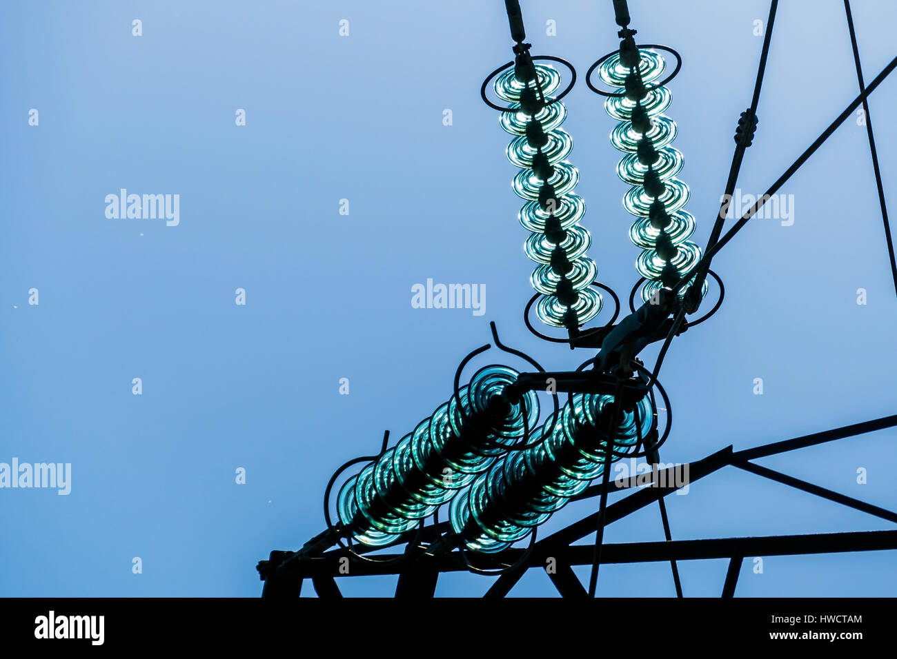 Der Stream-Mast eines Hochspannungs-Managements. Symbolische Foto für Energie. Vor dem blauen Himmel, Der Strommast Einer Hochspannungsleitung. Symbolfoto Für Ene Stockfoto