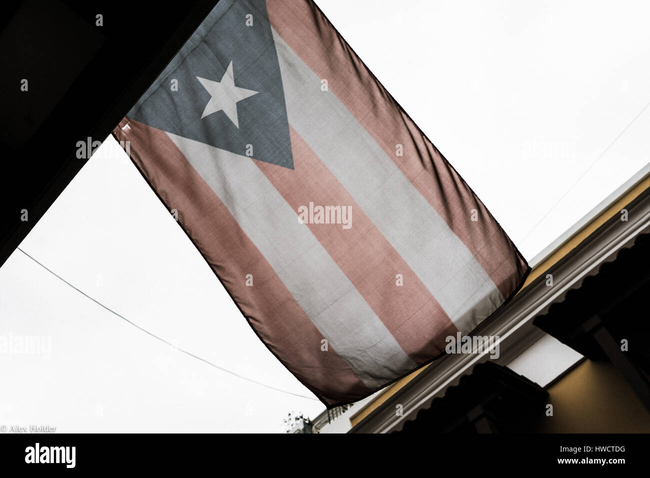 Puerto Rican flag drapiert im alten Teil von San Juan. Stockfoto