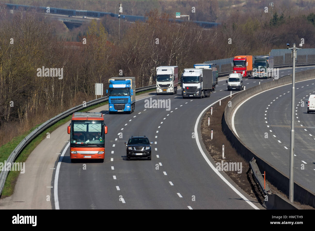 LKW auf der Autobahn. Transport auf der Straße für Güter, Lastwagen Auf der Autobahn. Auf der Straße Für Güter zu transportieren. Stockfoto