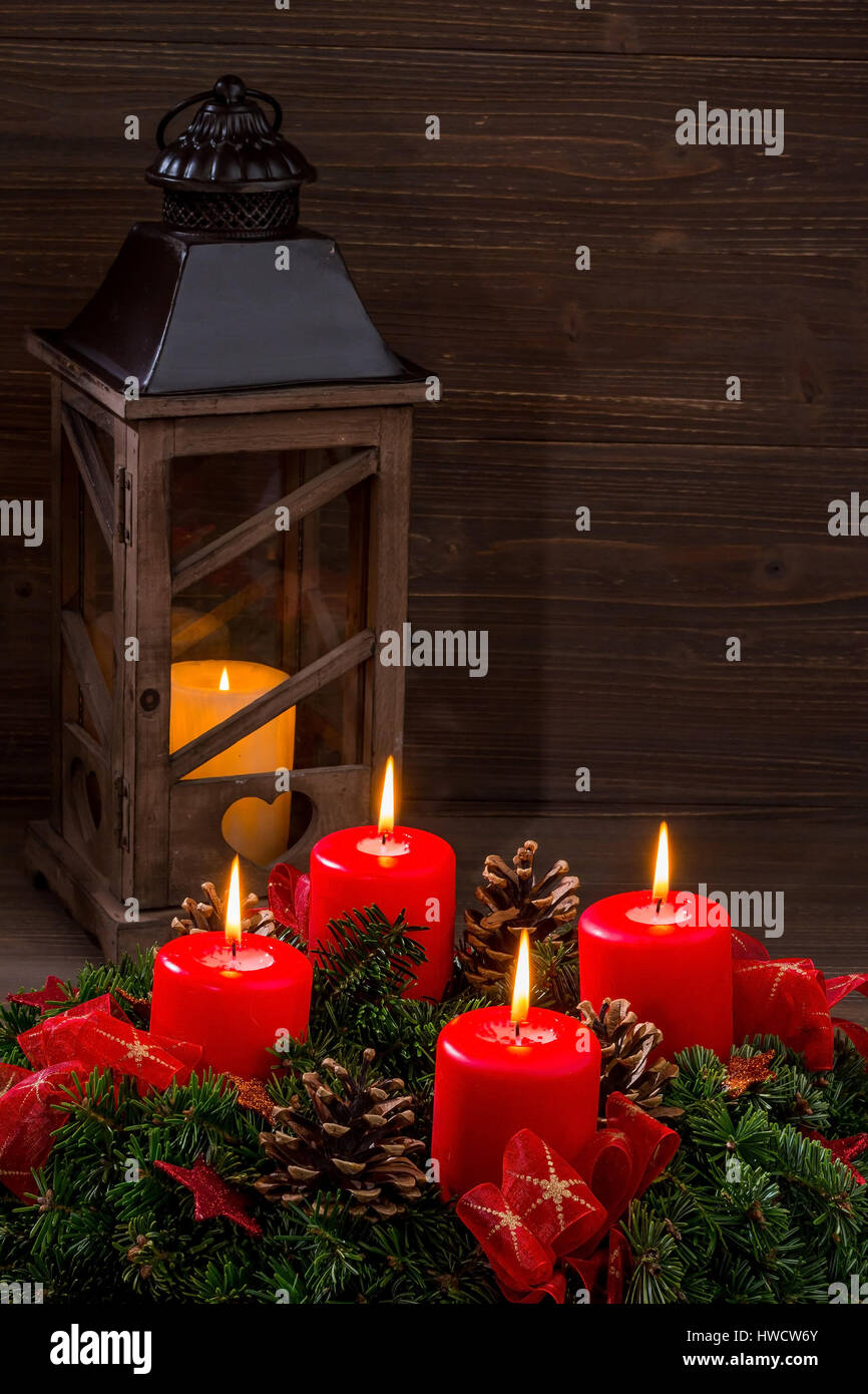 Ein Adventskranz Weihnachten sorgt für Romatinsche Stimmung in der ruhigen Advent Zeit., Ein Adventskranz Zu Fernsehsendern Sorgt Für Romatinsche atmosphère Stockfoto