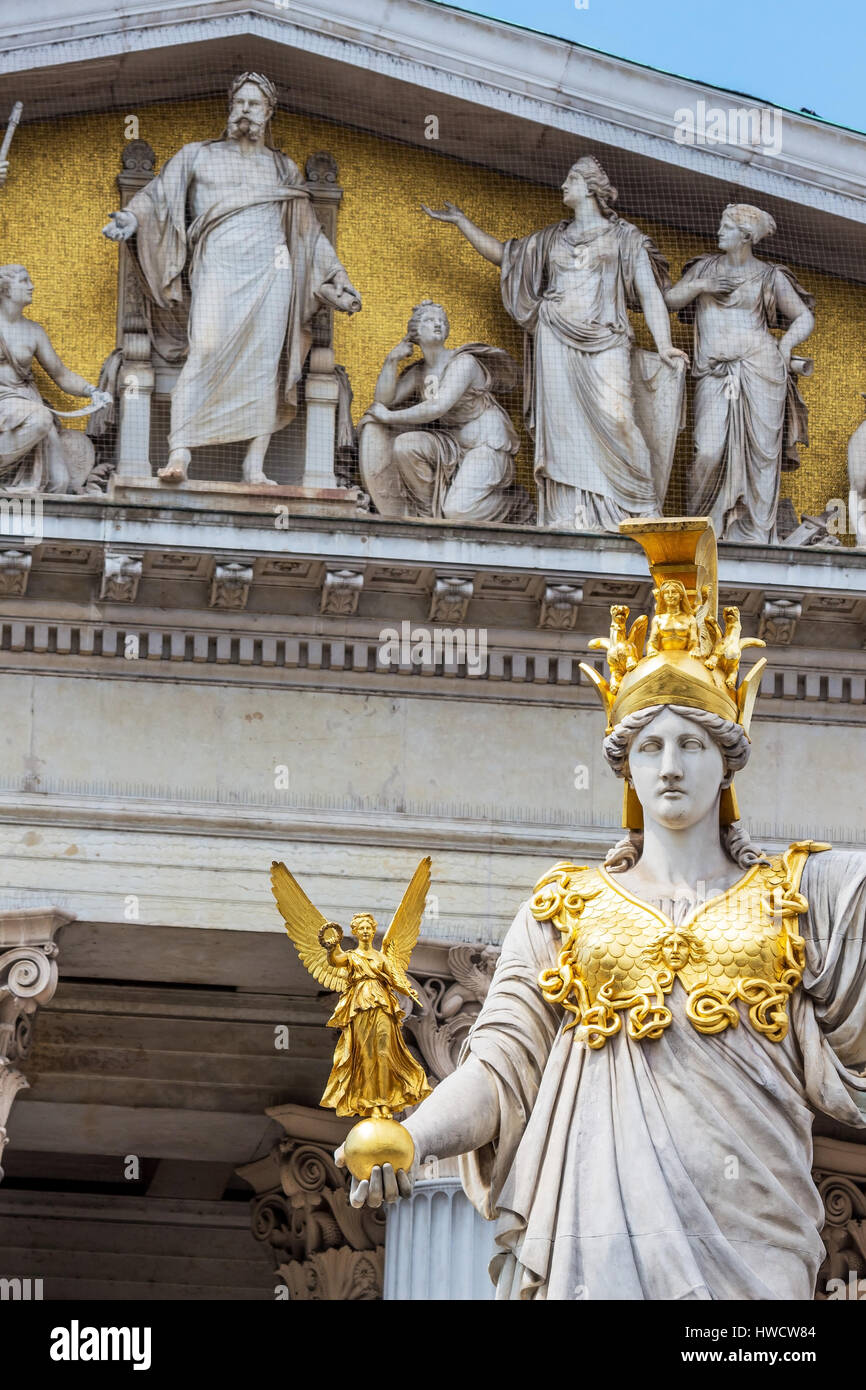 Das Parlament in Wien, Österreich. Sitz der Regierung. Statue Pallas Athene, Göttin der Weiheit, Das Parlament in Wien, Österreich. Sitz der Stockfoto