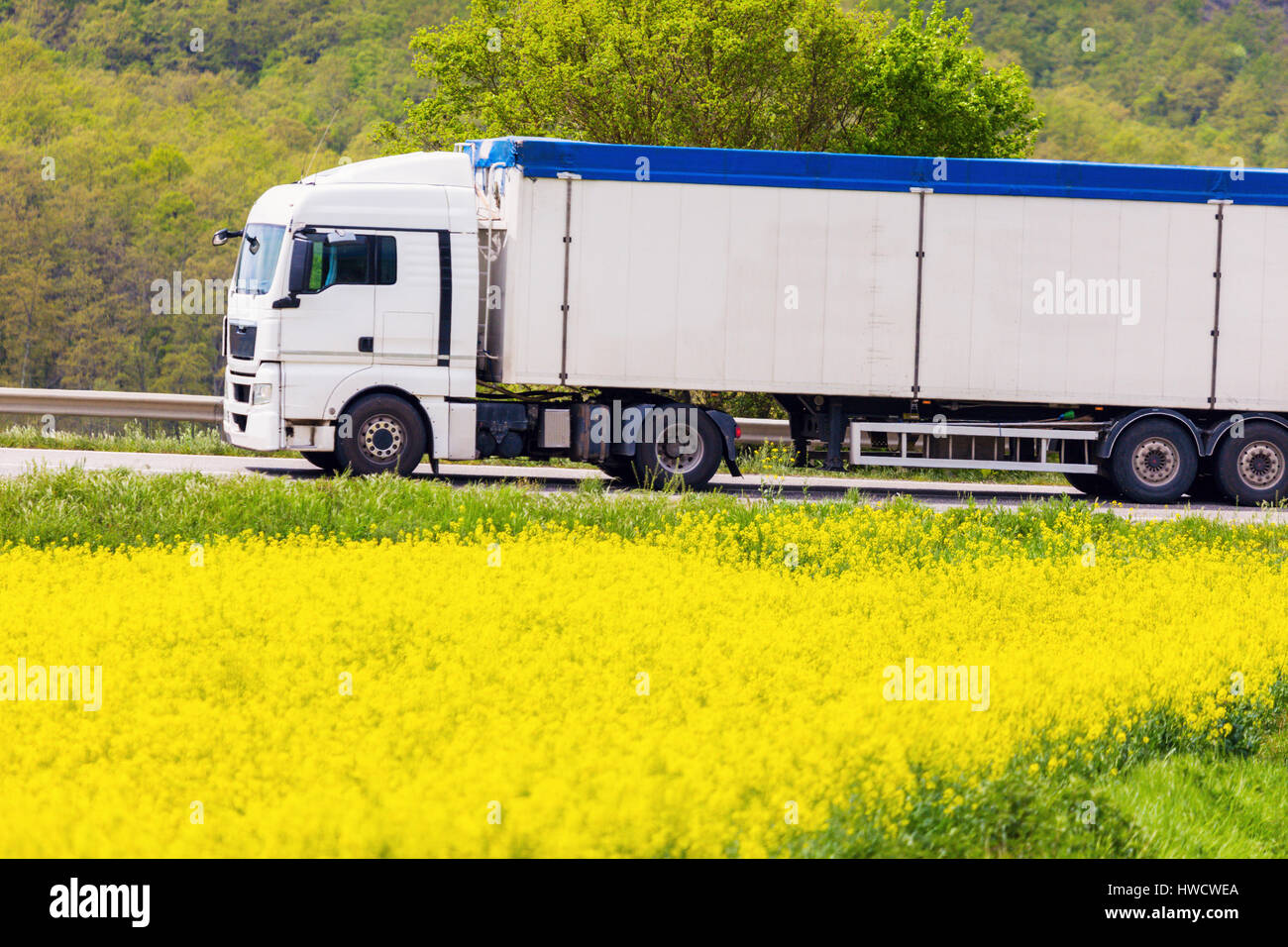 Sattelschlepper fahren in der Toskana. Toskana, Italien. Stockfoto Sattelschlepper fahren in der Toskana. Toskana, Italien. Stockfoto