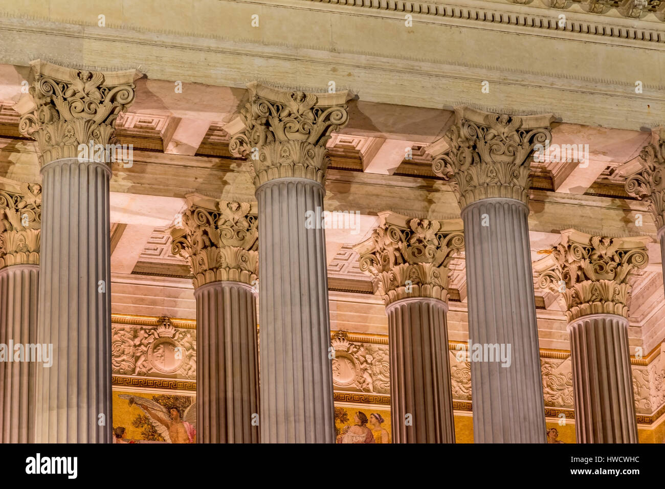 Das Parlament in Wien, Österreich. Sitz der Regierung. Nacht der Eintritt, Das Parlament in Wien, Österreich. Sitz der Regierung. Nachtaufnahme Stockfoto