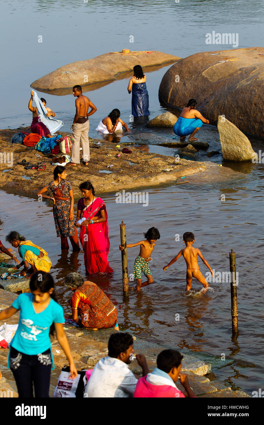 Inder erfrischend selbst an den Gewässern des Tungabhadra Fluss, Hampi, Karnataka, Indien Stockfoto