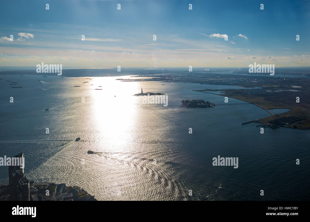 Luftaufnahme der Upper New York Bay mit Liberty Island und die Freiheitsstatue - New York, USA Stockfoto