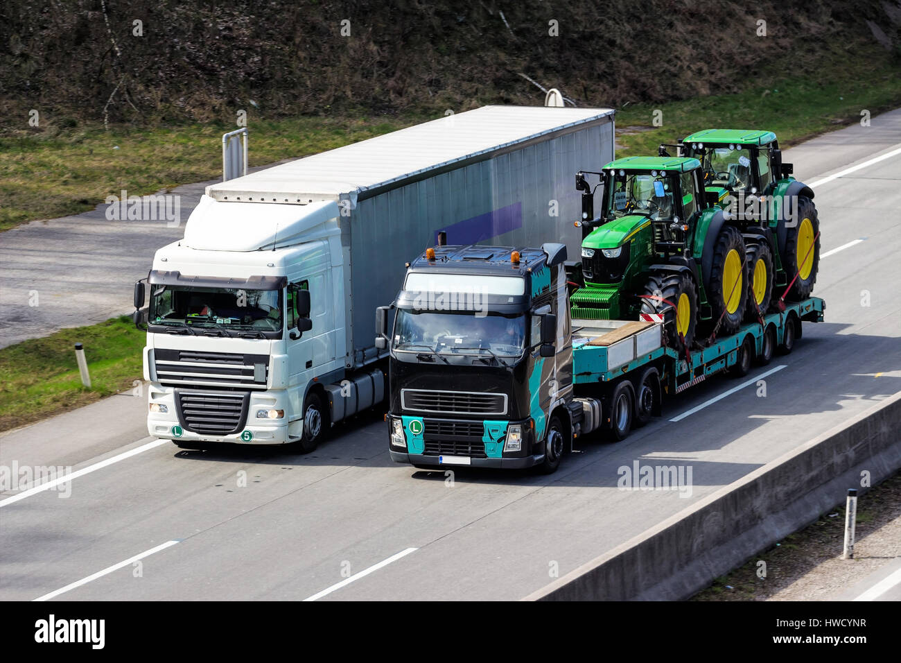 LKW auf der Autobahn. Transport auf der Straße für Güter, Lastwagen Auf der Autobahn. Auf der Straße Für Güter zu transportieren. Stockfoto