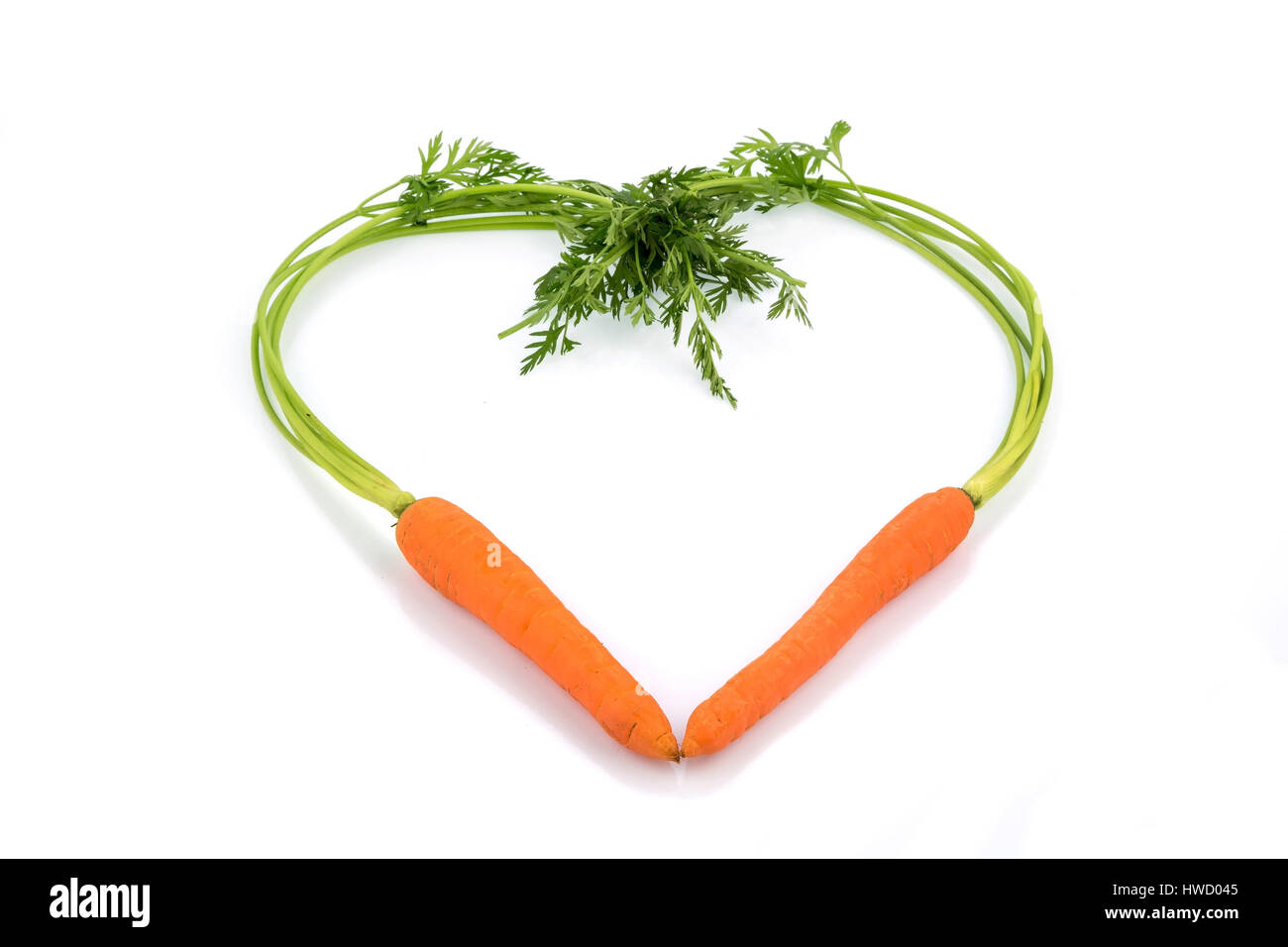 Ein Herz aus Karotten aus biologischem Anbau. Frisches Obst und Gemüse ist immer gesund. Symbolische Foto für gesundes Essen, Ein Herz aus Moehren Stockfoto